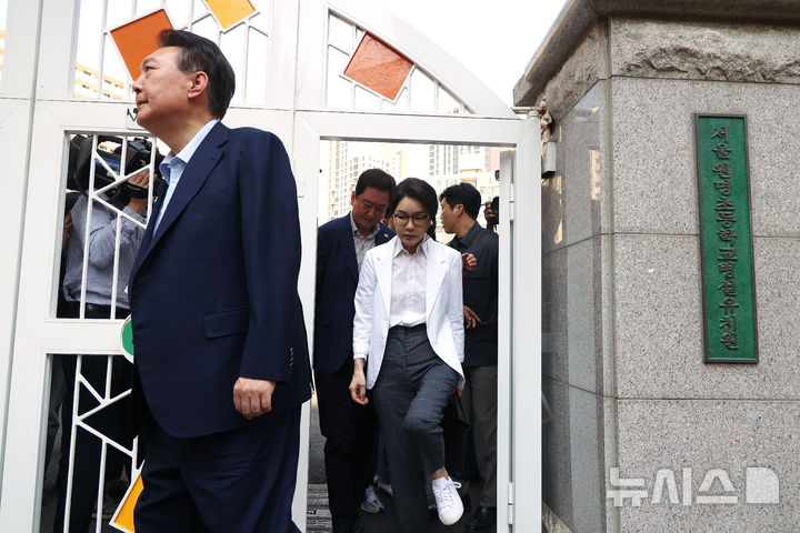 [서울=뉴시스] 박주성 기자 = 윤석열 전 대통령 내외가 제21대 대통령선거일인 3일 오전 서울 서초구 원명초등학교에 마련된 서초4동 제3투표소에서 투표를 마친 후 투표소를 나서고 있다. (공동취재) 2025.06.03. photo@newsis.com