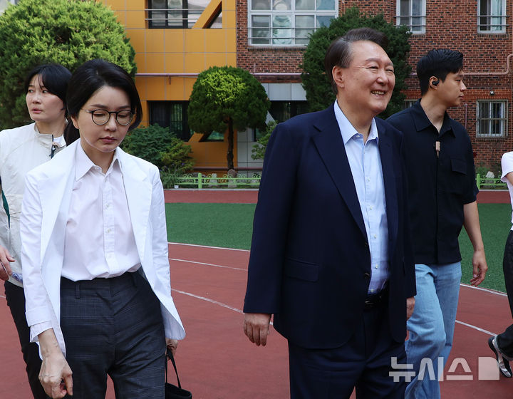 [서울=뉴시스] 박주성 기자 = 윤석열 전 대통령 내외가 제21대 대통령선거일인 3일 오전 서울 서초구 원명초등학교에 마련된 서초4동 제3투표소에서 투표를 마친 후 투표소를 나서고 있다. (공동취재) 2025.06.03. photo@newsis.com