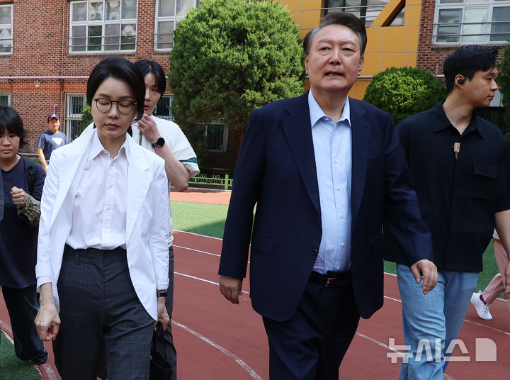 [서울=뉴시스] 박주성 기자 = 윤석열 전 대통령 내외가 제21대 대통령선거일인 3일 오전 서울 서초구 원명초등학교에 마련된 서초4동 제3투표소에서 투표를 마친 후 투표소를 나서고 있다. (공동취재) 2025.06.03. photo@newsis.com