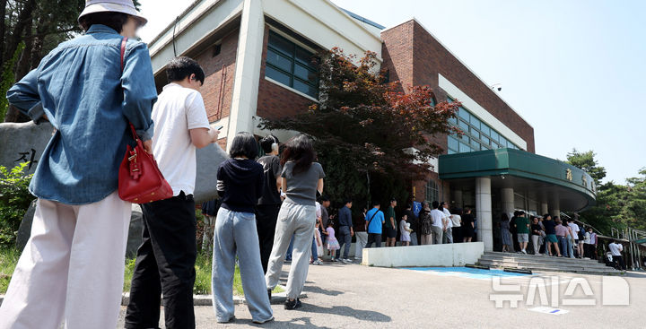 [서울=뉴시스] 추상철 기자 = 제21대 대통령선거일인 3일 오전 서울 강남구 언주중학교 체육관에 마련된 삼성2동 제3투표소에서 유권자들이 소중한 한표를 행사하기 위해 길게 줄 서 있다. 2025.06.03. scchoo@newsis.com