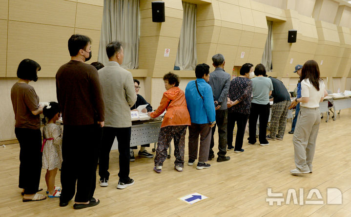 [울산=뉴시스] 배병수 기자 = 제21대 대통령선거일인 3일 오전 울산 울주군 온양읍 제1투표소에서 주민들이 투표를 하기위해 줄을서서 기다리고 있다 . 2025.06.03.bbs@newsis.com.