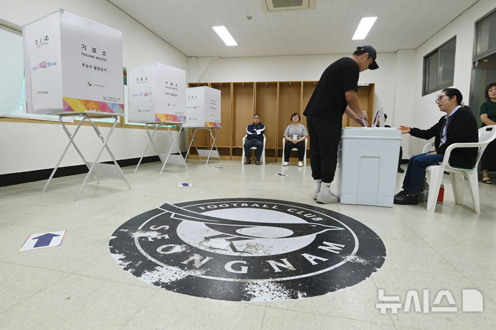 [성남=뉴시스] 김종택 기자 = 제21대 대통령선거일인 3일 경기 성남시 중원구 성남종합운동장 선수대기실에 마련된 성남동 제1투표소에서 유권자들이 투표하고 있다. 2025.06.03. jtk@newsis.com