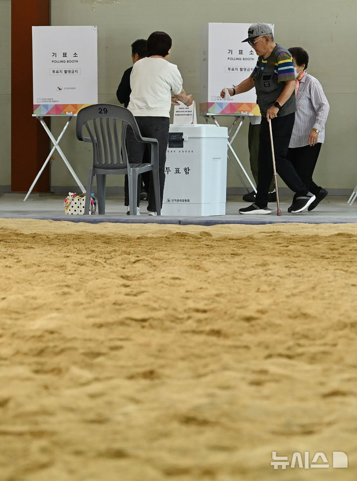 [성남=뉴시스] 김종택 기자 = 제21대 대통령선거일인 3일 경기 성남시 중원구 성남종합운동장 실내씨름장에 마련된 성남동 제2투표소에서 유권자들이 투표하고 있다. 2025.06.03. jtk@newsis.com