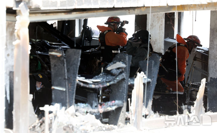 [서울=뉴시스] 홍효식 기자 = 3일 원인 미상의 화재가 발생한 서울 중구 신당동의 한 봉제공장에서 소방 및 경찰이 현장 감식을 하고 있다. 2025.06.03. yesphoto@newsis.com