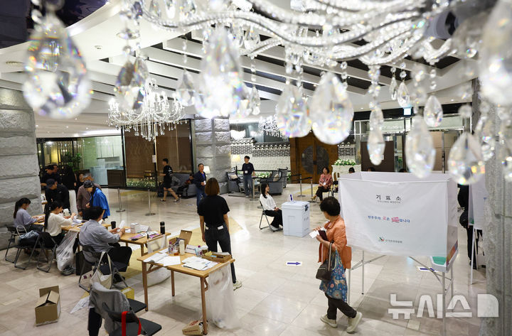 [서울=뉴시스] 황준선 기자 = 제21대 대통령 선거일인 3일 오전 서울 구로구의 한 결혼식장에 마련된 구로5동 제1투표소에서 유권자들이 투표를 하고 있다. 2025.06.03. hwang@newsis.com