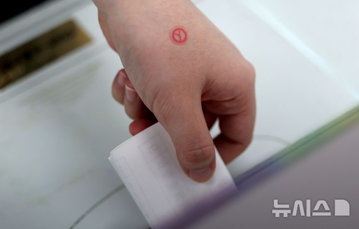 [대구=뉴시스] 이무열 기자 = 제21대 대통령 선거일인 3일 대구 중구 성내3동 행정복지센터에 마련된 성내3동 제2투표소에서 유권자가 투표를 하고 있다. 2025.06.03. lmy@newsis.com