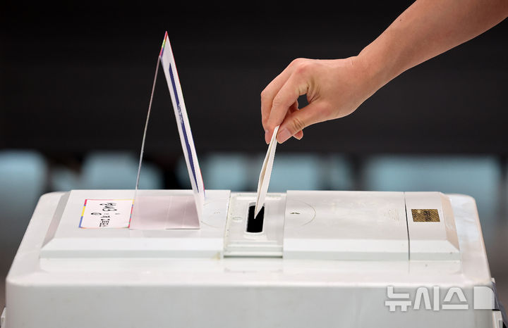 [대구=뉴시스] 이무열 기자 = 제21대 대통령 선거일인 3일 대구 중구 성내3동 행정복지센터에 마련된 성내3동 제2투표소에서 유권자가 투표를 하고 있다. 2025.06.03. lmy@newsis.com