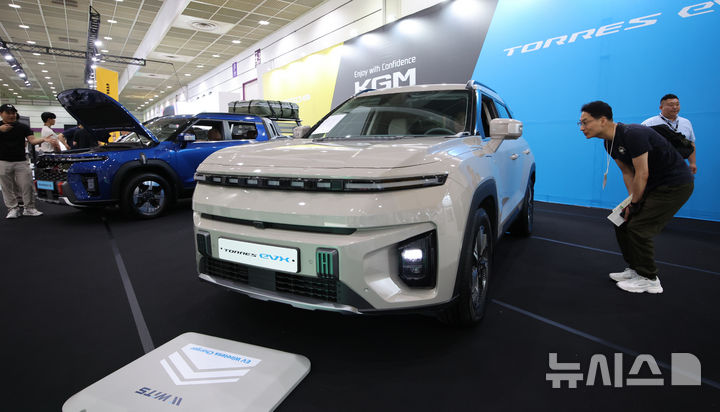 [서울=뉴시스] 김금보 기자 = 지난 6월3일 코엑스에서 열린 'EV트렌드코리아 2025' KG모빌리티 부스에 토레스EVX와 무선 충전 시스템이 전시돼있다. 2025.06.03. kgb@newsis.com