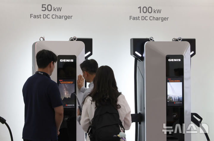 [서울=뉴시스] 김금보 기자 = 3일 코엑스에서 열린 'EV트렌드코리아 2025' 제니스코리아 부스에 다양한 전기차 충전 시스템이 전시돼있다. 2025.06.03. kgb@newsis.com