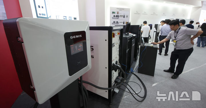 [서울=뉴시스] 김금보 기자 = 3일 코엑스에서 열린 'EV트렌드코리아 2025' 제니스코리아 부스에 다양한 전기차 충전 시스템이 전시돼있다. 2025.06.03. kgb@newsis.com