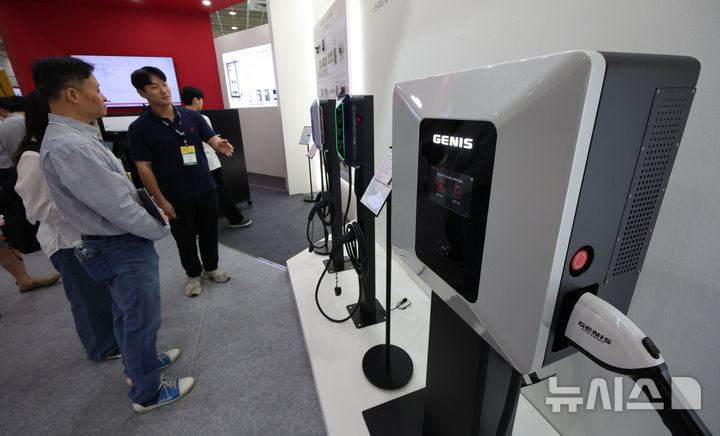 [서울=뉴시스] 김금보 기자 = 3일 코엑스에서 열린 'EV트렌드코리아 2025' 제니스코리아 부스에 다양한 전기차 충전 시스템이 전시돼있다. 2025.06.03. kgb@newsis.com