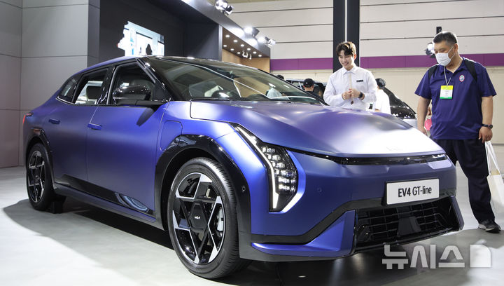 [서울=뉴시스] 김금보 기자 = 3일 코엑스에서 열린 'EV트렌드코리아 2025' 기아 부스에 EV4 GT-line이 전시돼있다. 2025.06.03. kgb@newsis.com