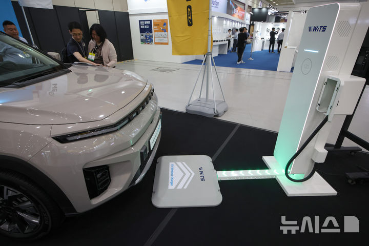 [서울=뉴시스] 김금보 기자 = 3일 코엑스에서 열린 'EV트렌드코리아 2025' KG모빌리티 부스에 토레스EVX와 무선 충전 시스템이 전시돼있다. 2025.06.03. kgb@newsis.com