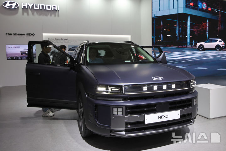 [서울=뉴시스] 김금보 기자 = 3일 코엑스에서 열린 'EV트렌드코리아 2025' 현대자동차 부스에 디 올 뉴 넥쏘가 전시돼있다. 2025.06.03. kgb@newsis.com