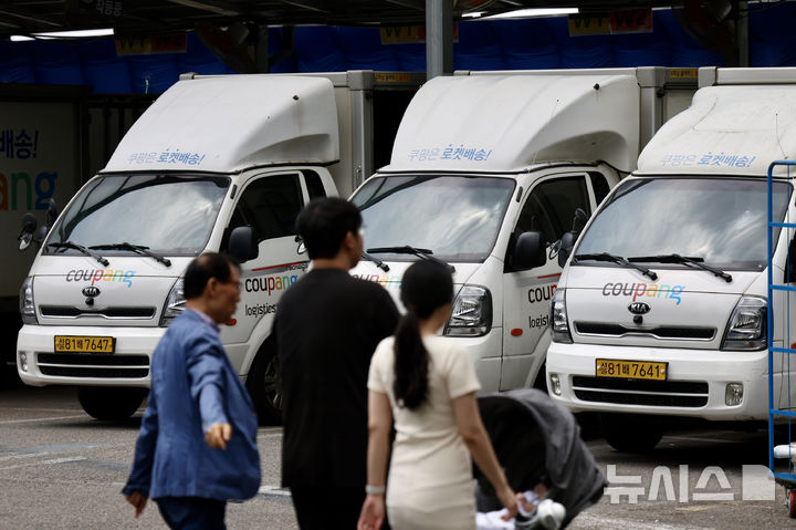 [서울=뉴시스] 김명년 기자 = 제21대 대통령 선거일인 3일 오후 서울 중구 한 쿠팡 차고지에 배달 차량이 주차돼 있다. 2025.06.03. kmn@newsis.com