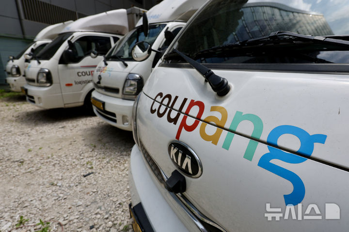 [서울=뉴시스] 김명년 기자 = 제21대 대통령 선거일인 3일 오후 서울 중구 한 쿠팡 차고지에 배달 차량이 주차돼 있다. 2025.06.03. kmn@newsis.com