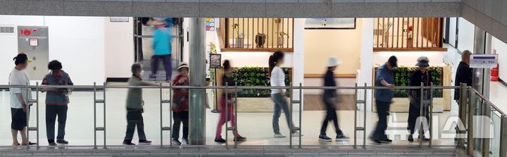 [부산=뉴시스] 하경민 기자 = 제21대 대통령 선거일인 3일 부산 연제구청에 마련된 연산제2동 제3투표소에서 유권자들이 소중한 한 표를 행사하기 위해 줄을 서고 있다. 2025.06.03. yulnetphoto@newsis.com