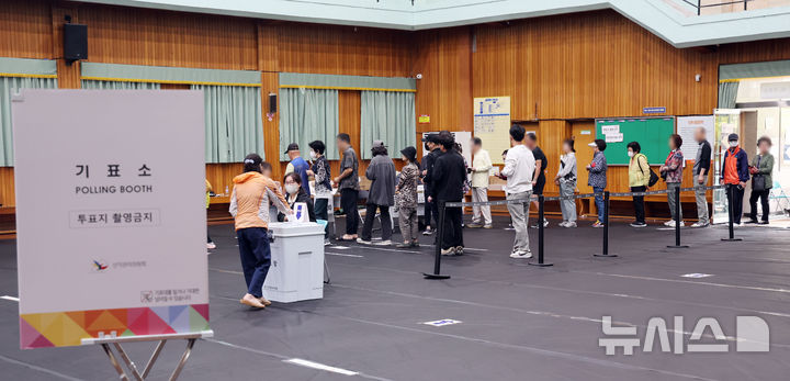 [부산=뉴시스] 하경민 기자 = 제21대 대통령 선거일인 3일 부산 동래구 내성초등학교 체육관에 마련된 복산동 제2투표소에서 유권자들이 소중한 한 표를 행사하고 있다. 2025.06.03. yulnetphoto@newsis.com