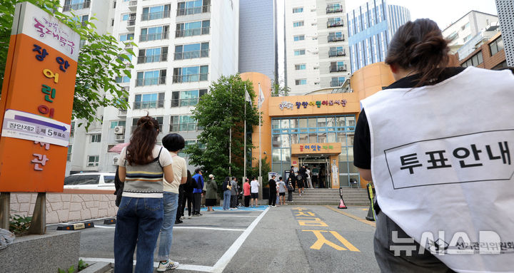 [서울=뉴시스] 홍효식 기자 = 제21대 대통령 선거일인 3일 서울 동대문구 장안어린이도서관에 마련된 장안제2동 제5투표소에서 유권자들이 투표하기 위해 줄지어 기다리고 있다. 2025.06.03. yesphoto@newsis.com
