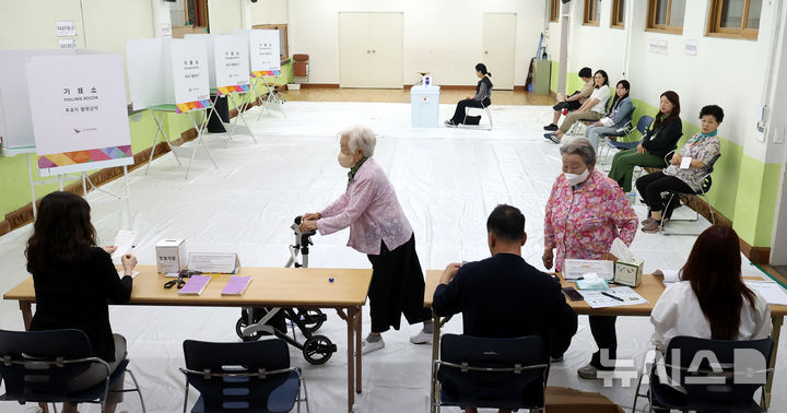 [서울=뉴시스] 추상철 기자 = 제21대 대통령선거일인 3일 오후 서울 중구 장충초등학교에 마련된 다산동 제2투표소에서 유권자들이 소중한 한표를 행사하기 위해 신분확인을 받고 있다. 2025.06.03. scchoo@newsis.com