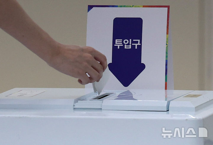 [서울=뉴시스] 추상철 기자 = 제21대 대통령선거일인 3일 오후 서울 중구 장충초등학교에 마련된 다산동 제2투표소에서 유권자가 소중한 한표를 행사하고 있다. 2025.06.03. scchoo@newsis.com