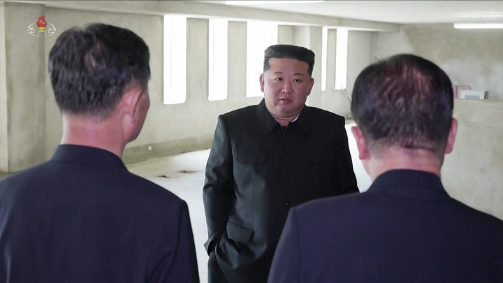[서울=뉴시스] = 김정은 북한 국무위원장이 지난 2일 강동군 병원과 종합봉사소 건설장을 현지 지도했다고 조선중앙통신이 3일 보도했다. (사진=조선중앙TV 캡처) 2025.06.10. photo@newsis.com *재판매 및 DB 금지
