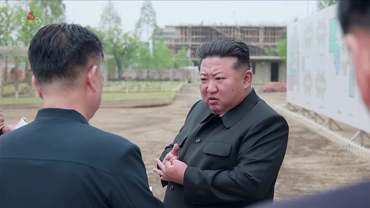 [서울=뉴시스] = 북한을 방문한 세르게이 쇼이구 러시아 국가안보회의 서기가 4일(현지 시간) 김정은 국무위원장을 만나 쿠르스크 지역의 복구 전망을 논의했다고 리아노보스티통신이 보도했다. 사진은 김 위원장이 지난 2일 강동군 병원과 종합봉사소 건설장을 현지 지도했다고 조선중앙통신이 3일 보도한 모습. (사진=조선중앙TV 캡처) 2025.06.05. photo@newsis.com *재판매 및 DB 금지