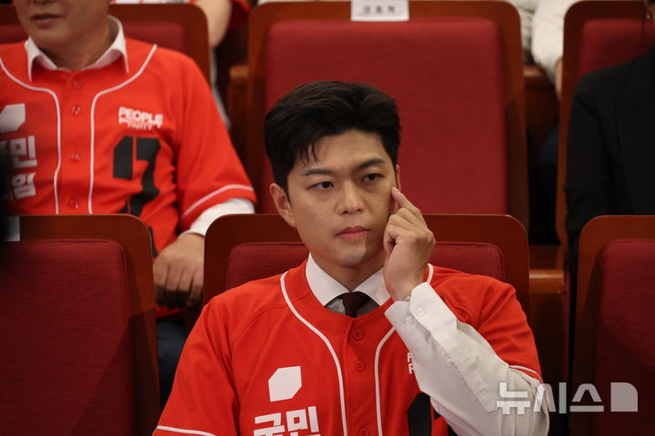 긴장 속 개표 상황 지켜보는 김용태 국민의힘 비대위원장: 승리를 향한 깊은 고뇌