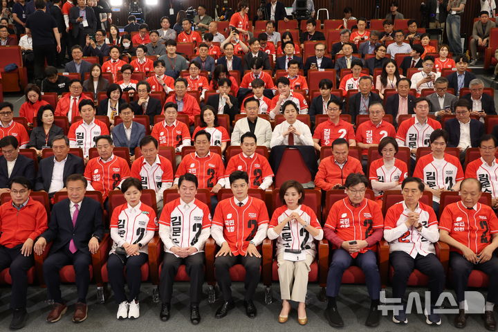 긴장 속 개표 상황 주시… 국민의힘 지도부, 승리 향한 희망과 불안 교차