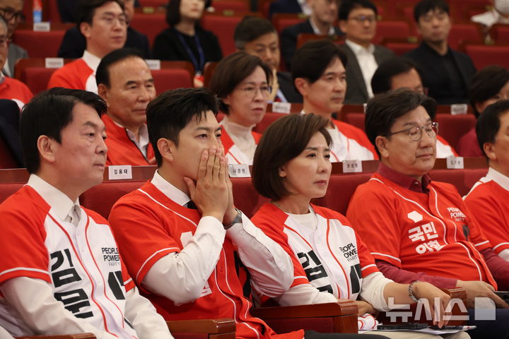 [서울=뉴시스] 고승민 기자 = 김용태 국민의힘 비상대책위원장과 권성동 공동선대위원장 등 참석자들이 3일 서울 여의도 국회도서관에 마련된 제21대 대통령선거 개표상황실에서 굳은 표정을 짓고 있다. 2025.06.03. kkssmm99@newsis.com