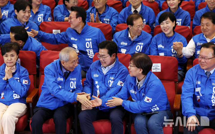 [서울=뉴시스] 조성우 기자 = 윤여준, 박찬대 상임총괄선대위원장 등이 3일 오후 서울 여의도 국회 의원회관에 마련된 제21대 대통령선거 개표상황실에서 방송사 출구조사 결과를 보며 악수하고 있다. 2025.06.03. xconfind@newsis.com