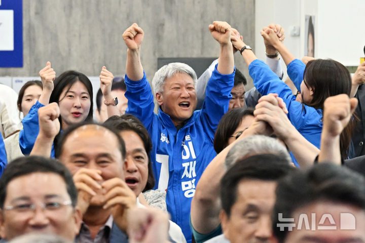 [광주=뉴시스] 이영주 기자 = 제21대 대통령 선거가 치러진 3일 오후 광주 서구 더불어민주당 광주시당 선거연락소에서 민주당 광주시당 의원들과 당직자들이 출구조사 결과에 환호하고 있다. 이재명 더불어민주당 대선 후보는 출구조사에서 51.7% 득표율을 기록, 김문수(39.3%) 국민의힘 대선 후보를 12.4%p 앞섰다. 2025.06.03. leeyj2578@newsis.com