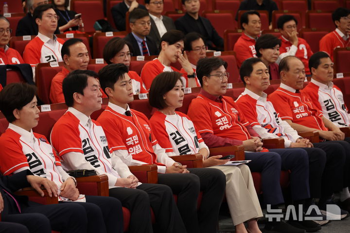 [서울=뉴시스] 고승민 기자 = 김용태 국민의힘 비상대책위원장과 권성동 공동선대위원장 등 참석자들이 3일 서울 여의도 국회도서관에 마련된 제21대 대통령선거 개표상황실에서 굳은 표정을 짓고 있다. 2025.06.03. kkssmm99@newsis.com