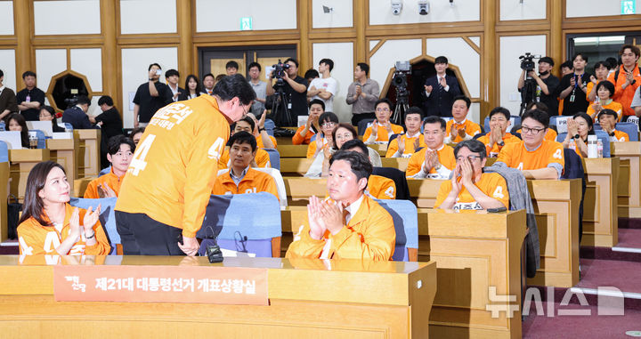 [서울=뉴시스] 권창회 기자 = 천하람 개혁신당 상임선대위원장이 3일 서울 여의도 국회 의원회관에 마련된 제21대 대통령선거 개표상황실에서 방송사 출구조사 결과를 지켜본 뒤 당원들에게 인사하고 있다. 2025.06.03. kch0523@newsis.com