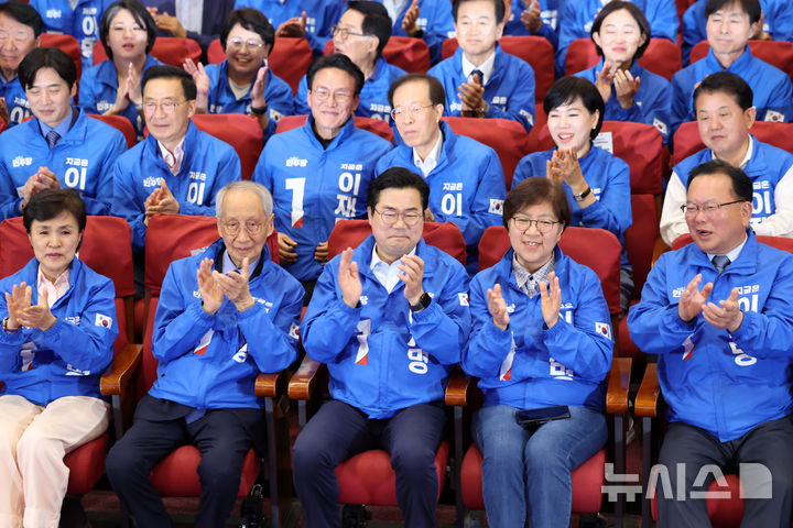 [서울=뉴시스] 조성우 기자 = 윤여준, 박찬대 상임총괄선대위원장 등이 3일 오후 서울 여의도 국회 의원회관에 마련된 제21대 대통령선거 개표상황실에서 방송사 출구조사 결과를 보며 기뻐하고 있다. 2025.06.03. xconfind@newsis.com