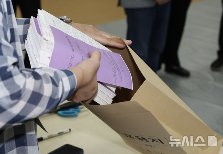 [과천=뉴시스] 김명년 기자 = 제21대 대통령 선거가 종료된 3일 오후 경기 과천시 과천율목초중학교에 마련된 투표소에서 투표사무원이 잔여투표용지를 정리하고 있다. 2025.06.03. kmn@newsis.com