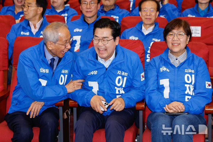 [서울=뉴시스] 조성우 기자 = 윤여준, 박찬대 진짜 대한민국 선거대책위원회 상임총괄선대위원장, 정은경 총괄선대위원장이 3일 오후 서울 여의도 국회 의원회관에 마련된 제21대 대통령선거 개표상황실에서 방송사 출구조사 결과를 보며 기뻐하고 있다. (공동취재) 2025.06.03. photo@newsis.com