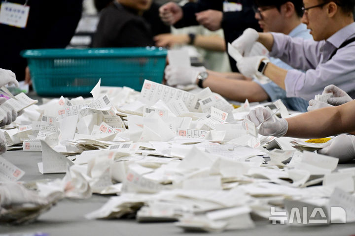 [남해=뉴시스] 차용현 기자 = 3일 오후 제21대 대통령 선거 개표소가 차려진 경남 남해군 실내체육관에서 개표사무원들이 투표함을 열고 개표를 시작하고 있다. 2025.06.03.con@newsis.com