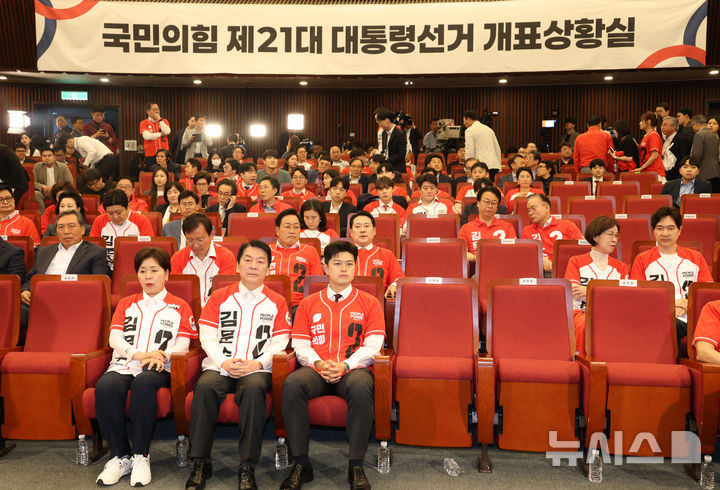 [서울=뉴시스] 고승민 기자 = 3일 오후 서울 여의도 국회 도서관에 마련된 제21대 대통령선거 국민의힘 개표상황실에서 출구조사 결과를 지켜보던 공동선거대책위원장들이 자리를 떠 자리가 비어 있다. (공동취재) 2025.06.03. photo@newsis.com