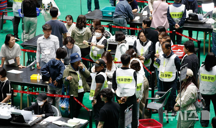 [제주=뉴시스] 우장호 기자 = 제21대 대통령 선거일인 3일 오후 제주시 한라체육관에 마련된 개표소에서 개표참관인들이 사무원들의 개표작업을 참관하고 있다. 2025.06.03. woo1223@newsis.com