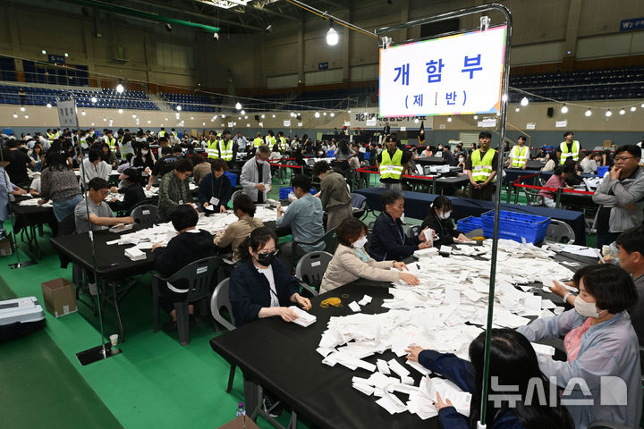 [광주=뉴시스] 이영주 기자 = 제21대 대통령 선거가 치러진 3일 오후 광주시선관위의 개표소가 마련된 광주 서구 빛고을체육관에서 개표사무원들이 개표 작업에 나서고 있다. 2025.06.03. leeyj2578@newsis.com