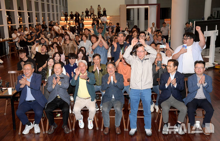 [광주=뉴시스] 강기정 광주시장과 시민들이 3일 오후 광주 서구 광주시청 1층 시민홀에서 21대 대통령 선거 개표를 지켜보고 있다. (사진=광주시청 제공). photo@newsis.com *재판매 및 DB 금지