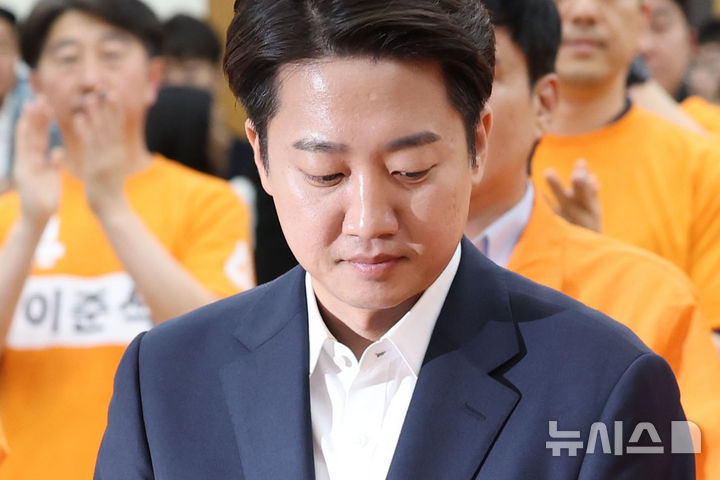 경찰, '이준석 성접대 주장' 김성진 조사...사세행 고발 건도 수사(종합... - 뉴스 썸네일 이미지