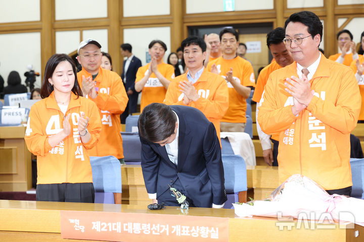 [서울=뉴시스] 권창회 기자 = 이준석 개혁신당 대선후보가 3일 서울 여의도 국회 의원회관에 마련된 제21대 대통령선거 개표상황실을 방문해 인사히고 있다. 2025.06.03. kch0523@newsis.com