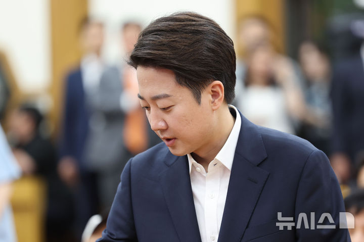 [서울=뉴시스] 권창회 기자 = 이준석 개혁신당 대선후보가 3일 서울 여의도 국회 의원회관에 마련된 제21대 대통령선거 개표상황실을 방문해 고개를 숙이고 있다. 2025.06.03. kch0523@newsis.com