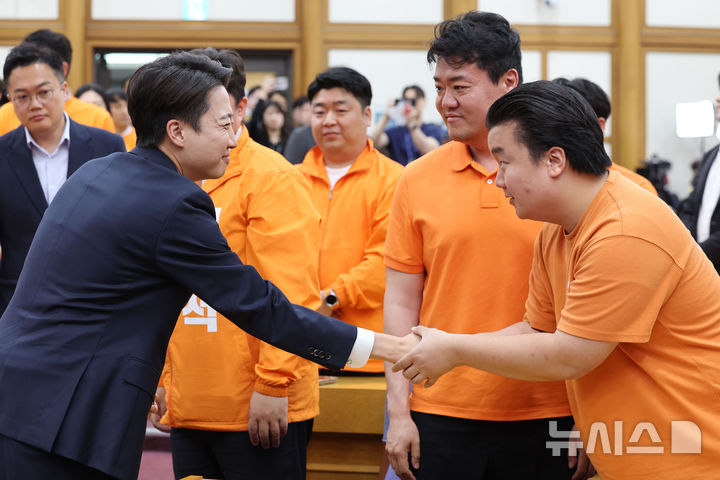 [서울=뉴시스] 권창회 기자 = 이준석 개혁신당 대선후보가 3일 서울 여의도 국회 의원회관에 마련된 제21대 대통령선거 개표상황실을 방문해 입장을 밝힌 뒤 당원들과 인사하고 있다. 2025.06.03. kch0523@newsis.com