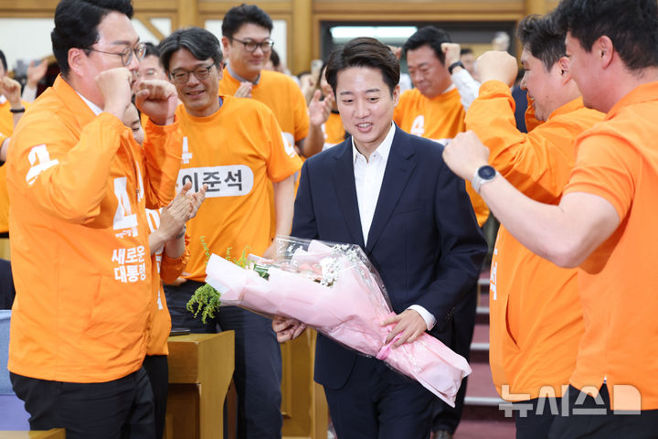 [서울=뉴시스] 권창회 기자 = 이준석 개혁신당 대선후보가 3일 서울 여의도 국회 의원회관에 마련된 제21대 대통령선거 개표상황실을 방문해 꽃다발을 받고 있다. 2025.06.03. kch0523@newsis.com