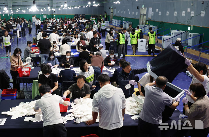 [서울=뉴시스] 김진아 기자 = 제21대 대통령 선거일인 3일 서울 영등포다목적배드민턴체육관에 마련된 개표소에서 개표 작업이 진행되고 있다. 2025.06.03. bluesoda@newsis.com