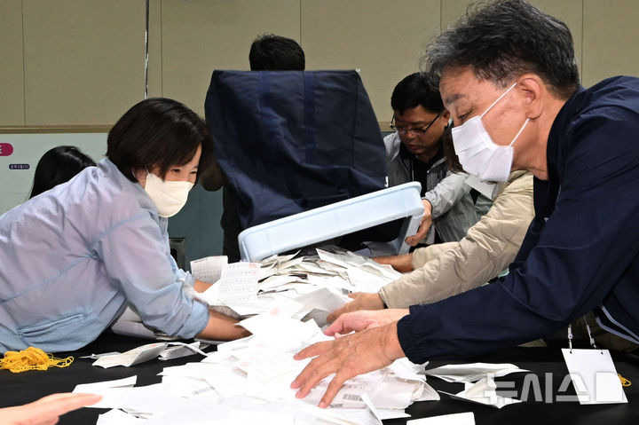 [광주=뉴시스] 이영주 기자 = 제21대 대통령 선거가 치러진 3일 오후 광주시선관위의 개표소가 마련된 광주 서구 빛고을체육관에서 개표사무원들이 개표 작업에 나서고 있다. 2025.06.03. leeyj2578@newsis.com