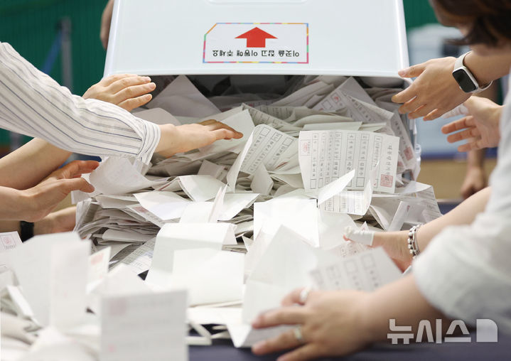 [서울=뉴시스] 김진아 기자 = 제21대 대통령 선거일인 3일 서울 영등포다목적배드민턴체육관에 마련된 개표소에서 개표 작업이 진행되고 있다. 2025.06.03. bluesoda@newsis.com